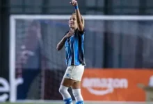 Meia do Grêmio marca gol do meio de campo que Pelé não fez