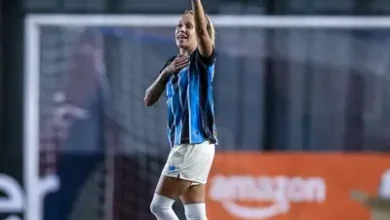 Meia do Grêmio marca gol do meio de campo que Pelé não fez