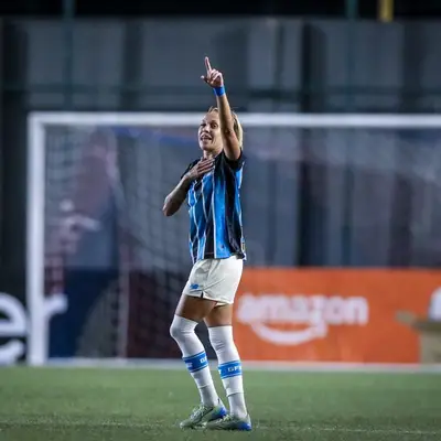 Meia do Grêmio marca gol do meio de campo que Pelé não fez