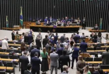 Congresso derruba veto de Lula a projeto que reduz pena dos envolvidos no 8/1, inclusive de Bolsonaro