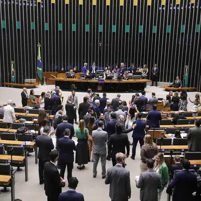 Congresso derruba veto de Lula a projeto que reduz pena dos envolvidos no 8/1, inclusive de Bolsonaro