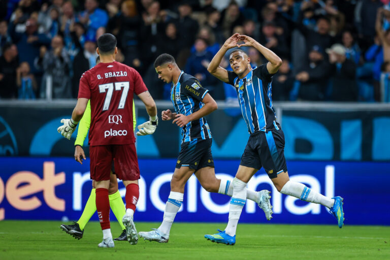 Carlos Vinícius marca duas vezes e Grêmio vira sobre o Santos por 3 a 2