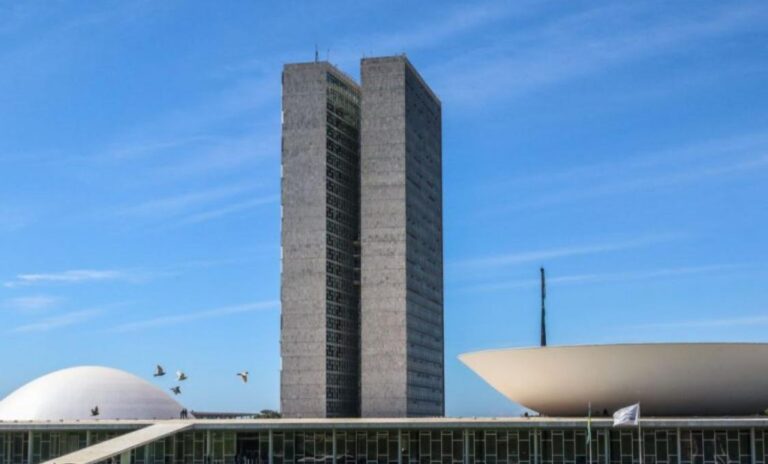 Senado aprova reajuste do piso dos professores para R$ 5,1 mil em 2026