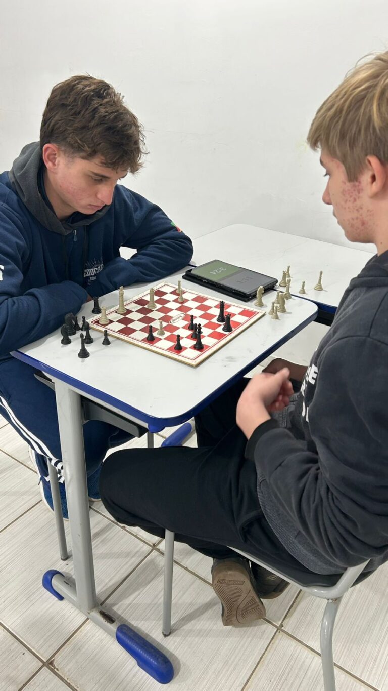 Jogos Escolares de Roca Sales reúnem estudantes em disputas de xadrez e damas
