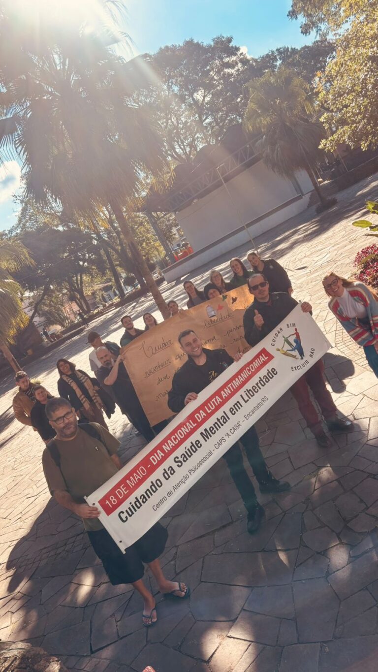 CAPS realiza caminhada no Centro de Encantado em alusão à luta antimanicomial