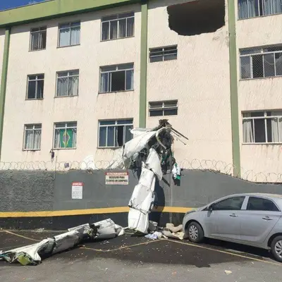 Avião que saiu de Teófilo Otoni cai em prédio de Belo Horizonte; dois morrem