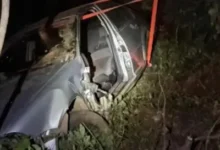 Mulher fica ferida após carro cair 50 metros em barranco em Serafina Corrêa