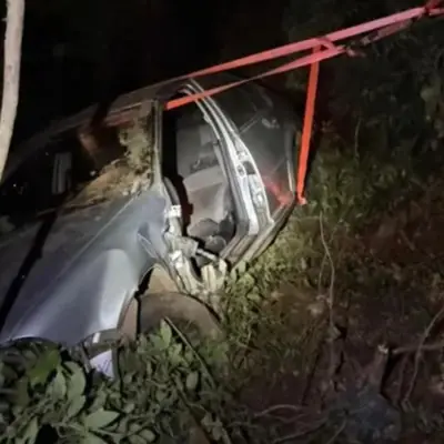 Mulher fica ferida após carro cair 50 metros em barranco em Serafina Corrêa