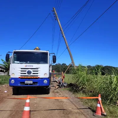Poste quebrado deixa 14 famílias sem energia por mais de 72h em Arroio do Meio