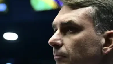 Flávio admite pedido de R$ 134 milhões a Vorcaro para filme sobre Bolsonaro