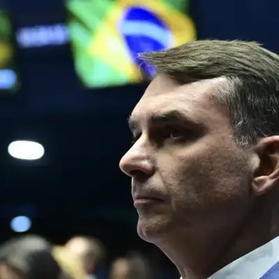 Flávio admite pedido de R$ 134 milhões a Vorcaro para filme sobre Bolsonaro