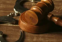 Homem vai a júri por matar companheira e abandonar filho de 3 anos em ônibus