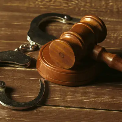 Homem vai a júri por matar companheira e abandonar filho de 3 anos em ônibus