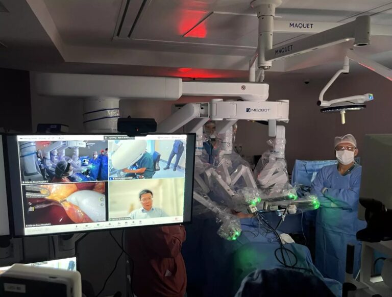Médico opera paciente em Porto Alegre controlando robô a partir de Wuhan