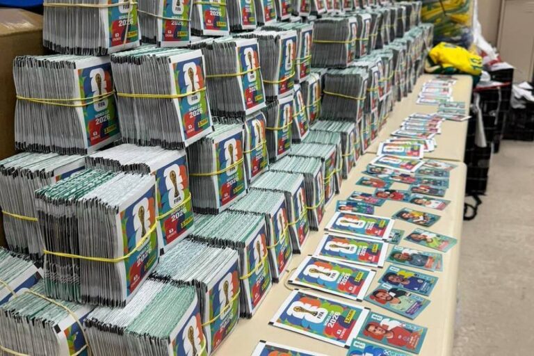 Polícia apreende 200 mil figurinhas falsificadas da Copa em ônibus no RJ