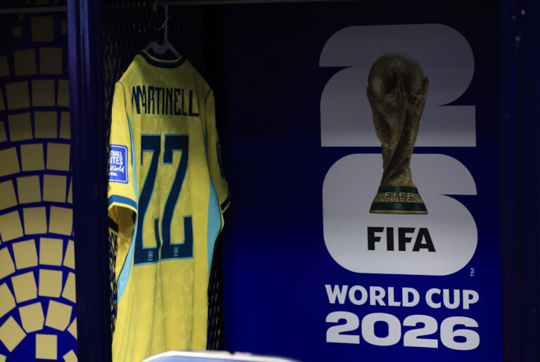 Martinelli decide nos acréscimos, Brasil vira contra o Japão e avança