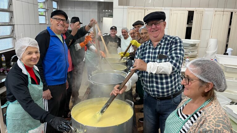 Jacarezinho prepara 500 kg de polenta para a Suinofest