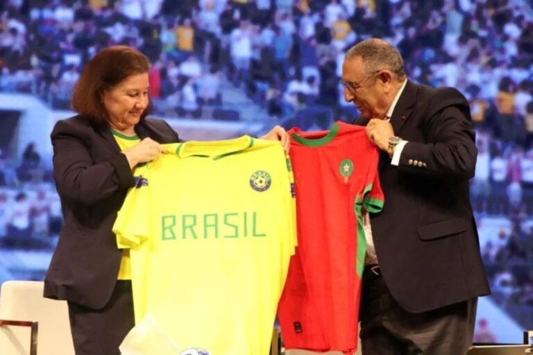 Brasil entrega camisa genérica da Seleção a embaixador do Marrocos nos EUA