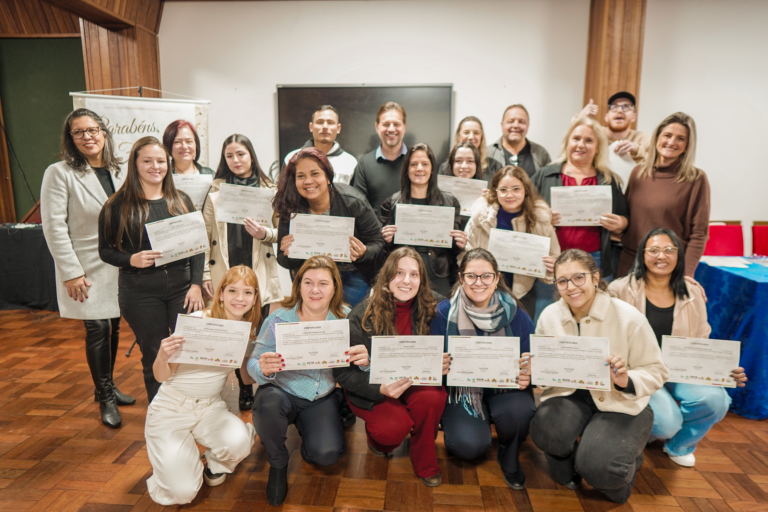 Encantado entrega certificados a 38 alunos de cursos de comércio e turismo