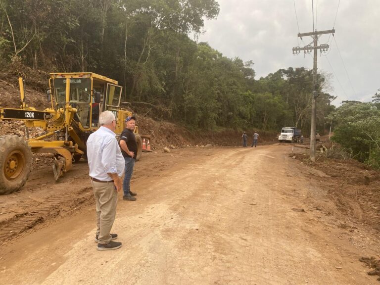 Asfaltamento da estrada de Linha Azevedo entra em nova etapa
