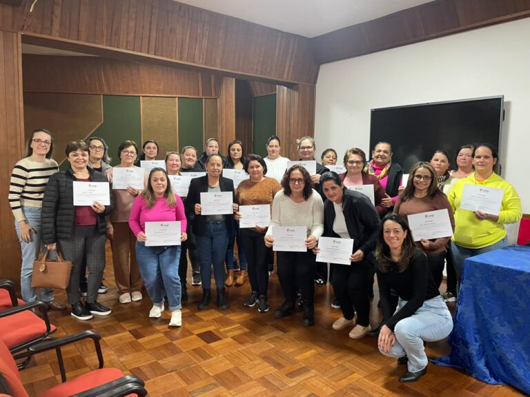 Merendeiras das redes municipal e estadual recebem capacitação sobre segurança dos alimentos