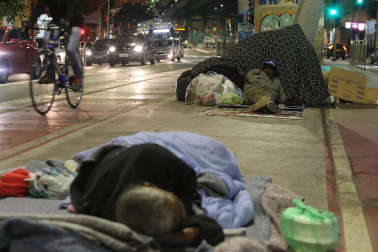 População em situação de rua vai de 198 mil para 392 mil em três anos e meio
