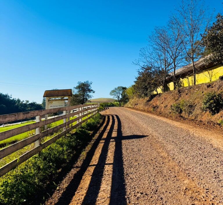 Secretaria de Obras conclui manutenção na estrada da Linha Barra Grande Alta