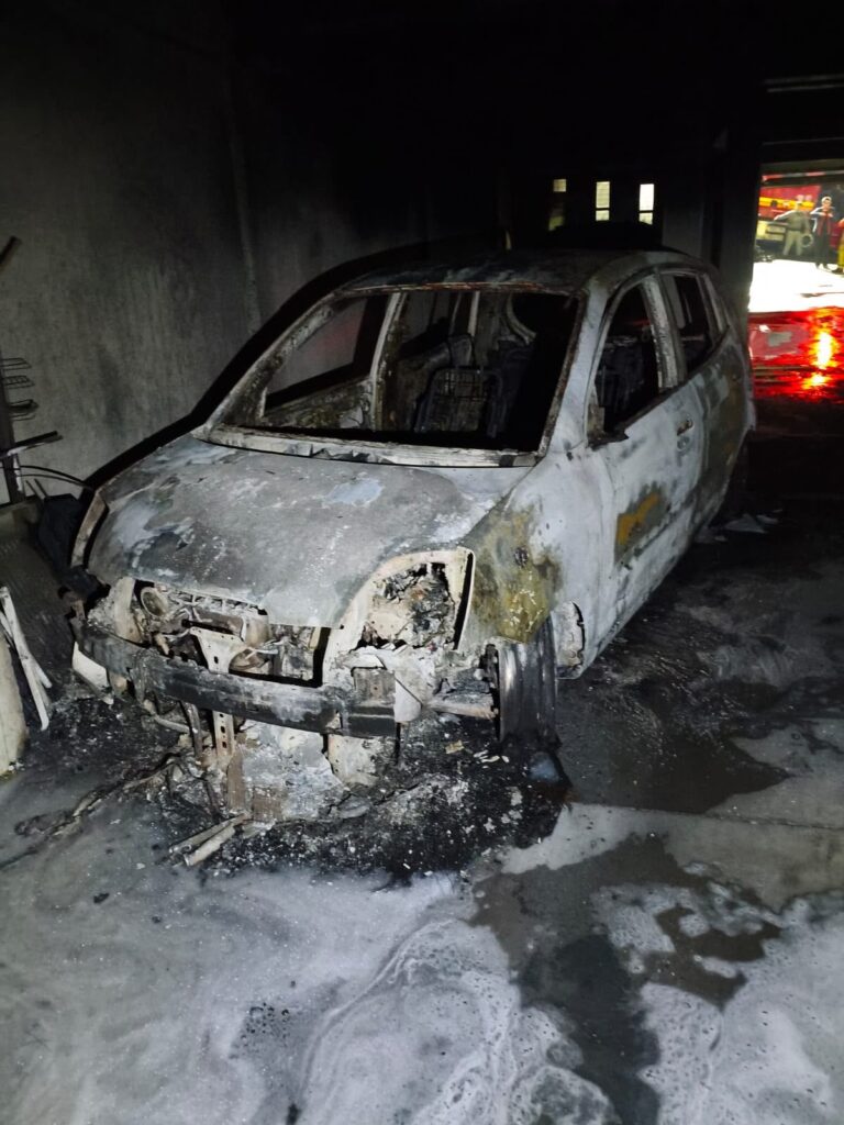 Incêndio em carro mobiliza bombeiros e provoca evacuação de prédio em Encantado