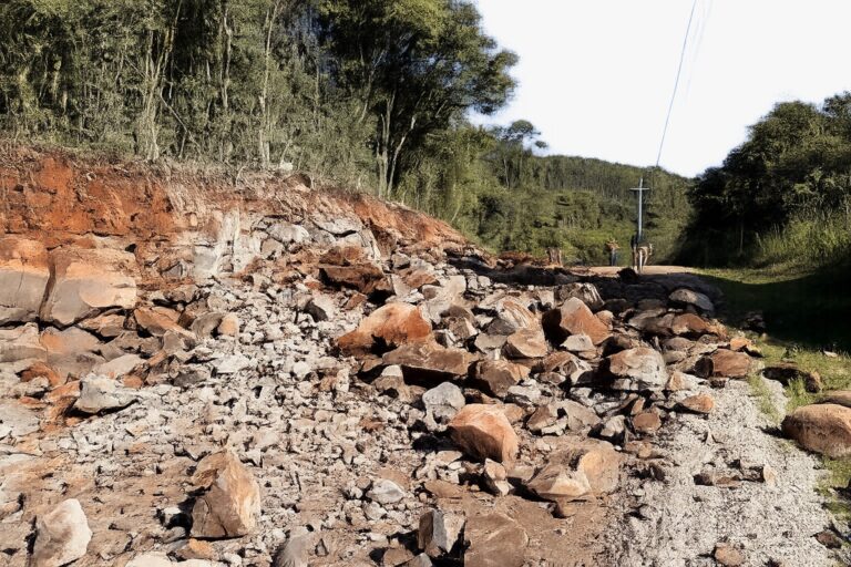 Detonação controlada marca avanço nas obras da subida da Lagoa da Garibaldi