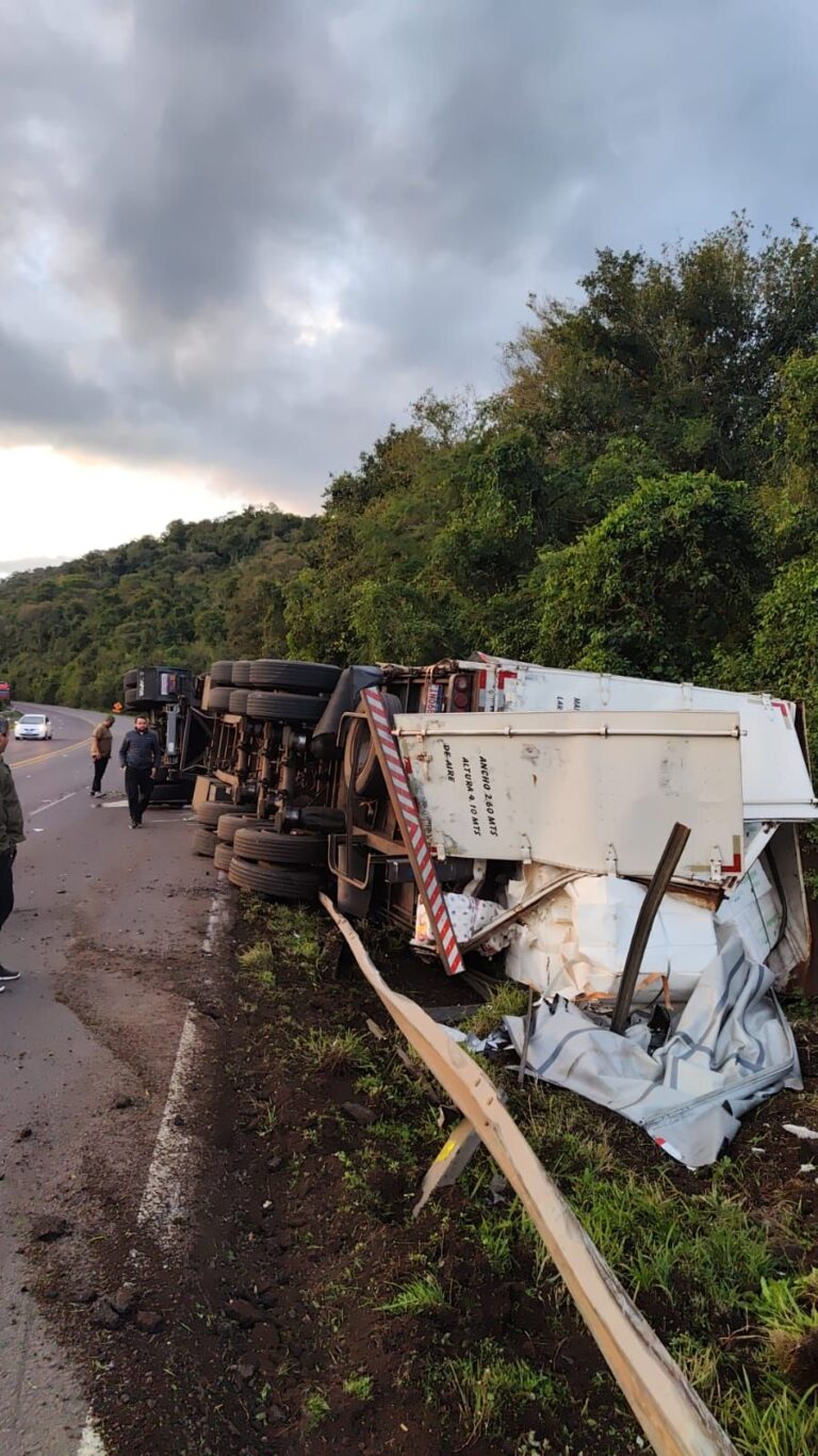 Carreta com polietileno tomba no km 309 da BR-386 em Pouso Novo