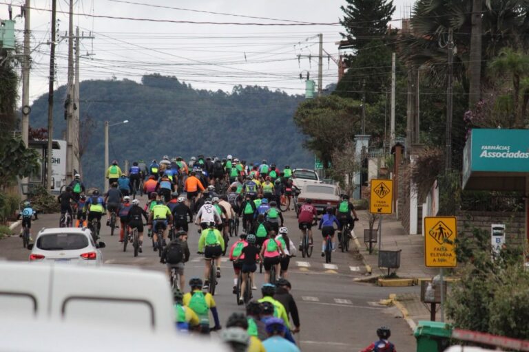 Passeio cicloturístico reúne mais de 170 participantes em Roca Sales