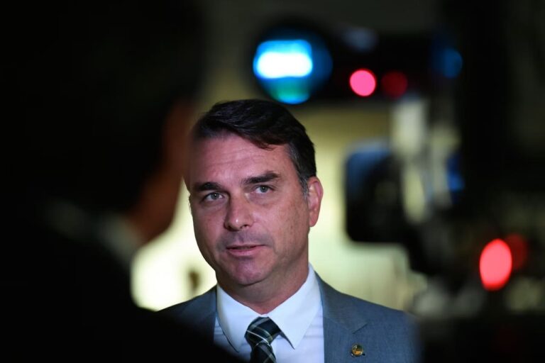 Filiação “fantasma” trava Flávio no TSE