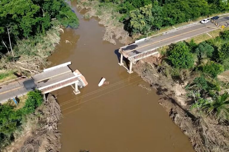 Ponte desaba com carreta e motorista morre no Rio Taquari
