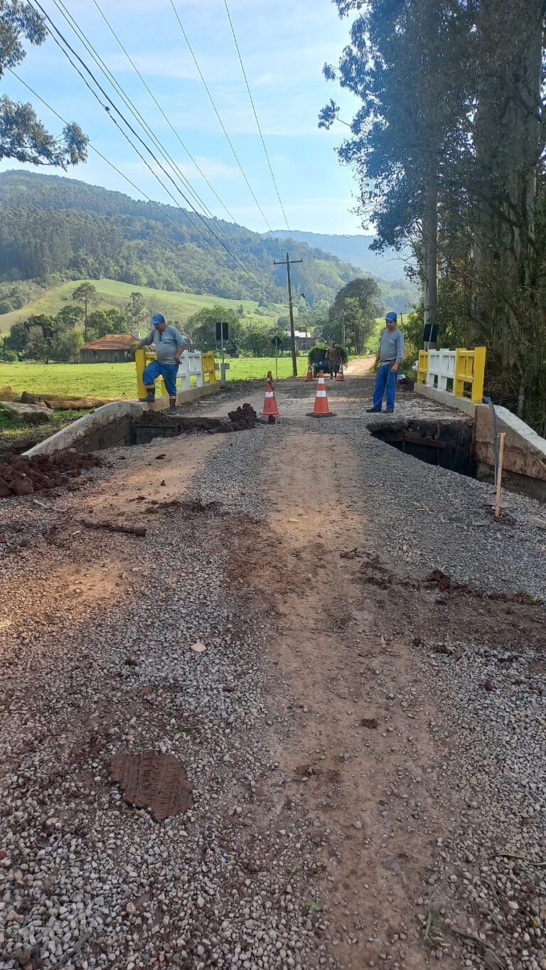 Ponte entre Linha Parobé e Posterno é interditada para manutenção em Roca Sales