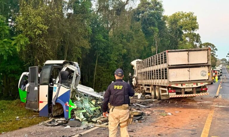 Acidente entre micro-ônibus e carreta deixa 23 mortos no Paraná