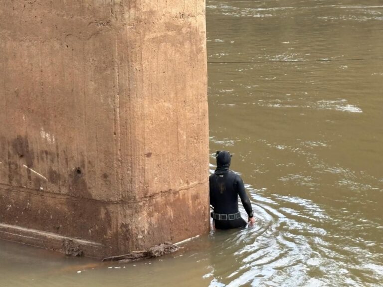 Limpeza de pilar avança e prepara escoramento da ponte sobre o Rio Guaporé