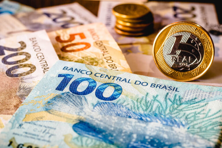 Fazenda projeta salário mínimo de R$ 1.741 em 2027, alta de 7,4%