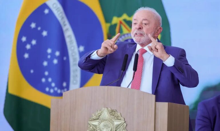 Questionado sobre investigação envolvendo o filho, Lula deixa o local sem responder