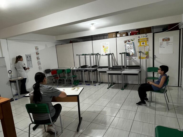 Roca Sales realiza testes de visão em escolas