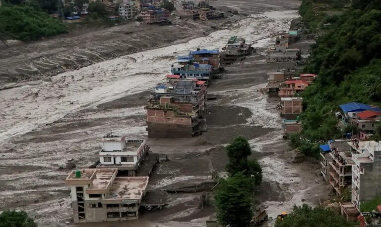 Inundação na fronteira entre Nepal e Tibete deixa 95 mortos e centenas de desaparecidos