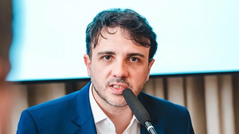 Ministro do TSE suspende campanha de Renan Santos à Presidência por omissão de perfis em redes sociais