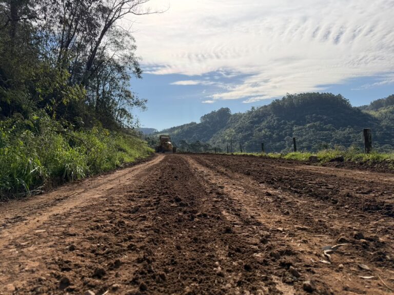 Estrada na Linha Cristo Rei recebe melhorias no interior de Relvado