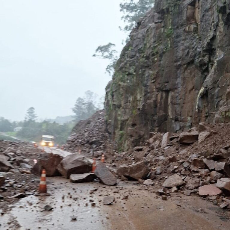 VRS-863 é interditada por risco de queda de pedras em Imigrante