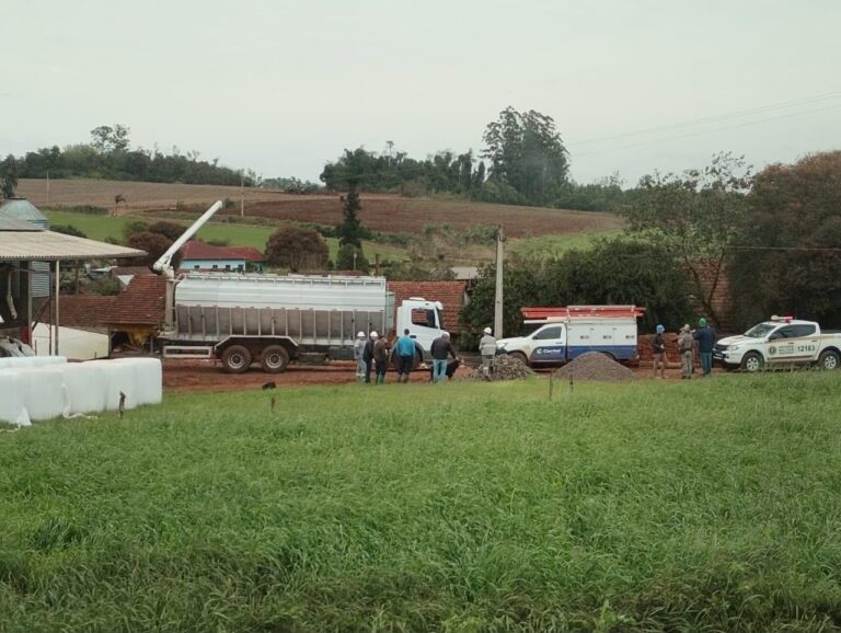 Lança de caminhão toca rede elétrica e trabalhador sofre choque em Teutônia