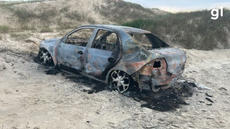 Corpo carbonizado é encontrado dentro de carro incendiado em praia do RS