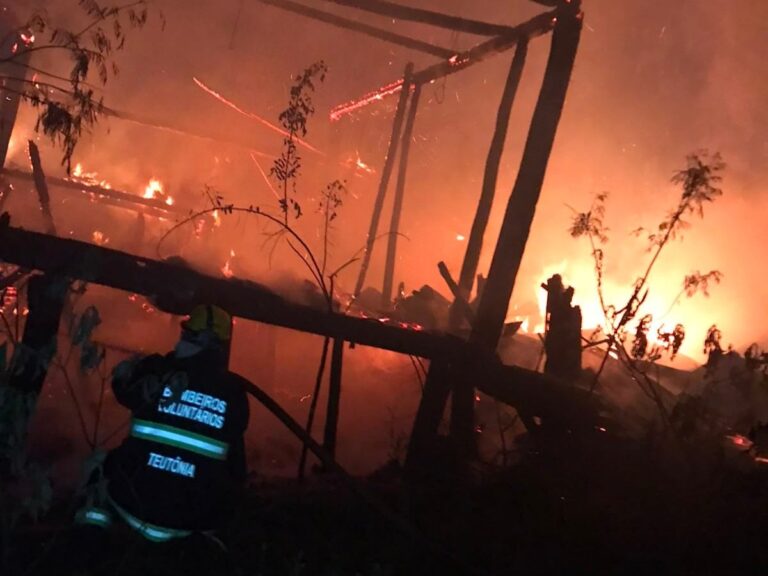 Fogo destrói galpão às margens da RS-128 em Teutônia