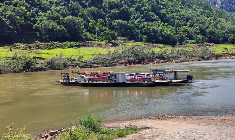 Balsa de Santa Bárbara retoma operação após duas horas parada por falha técnica
