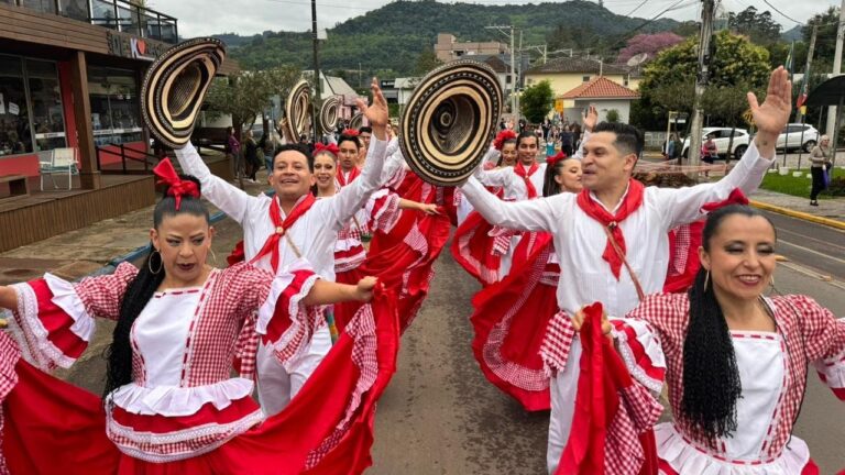 Desfile com grupos de quatro países encerra Festival do Folclore em Imigrante