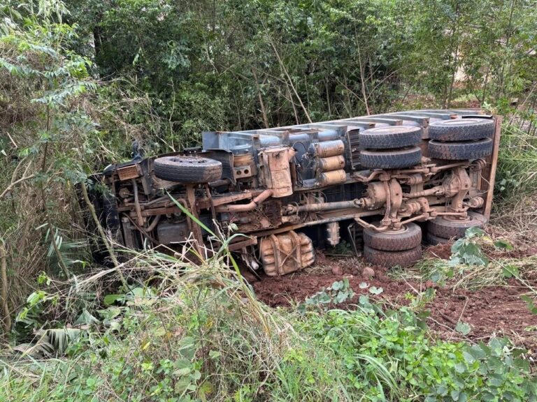 Caminhão da obra do desvio tomba em Roca Sales e motorista fica ferido
