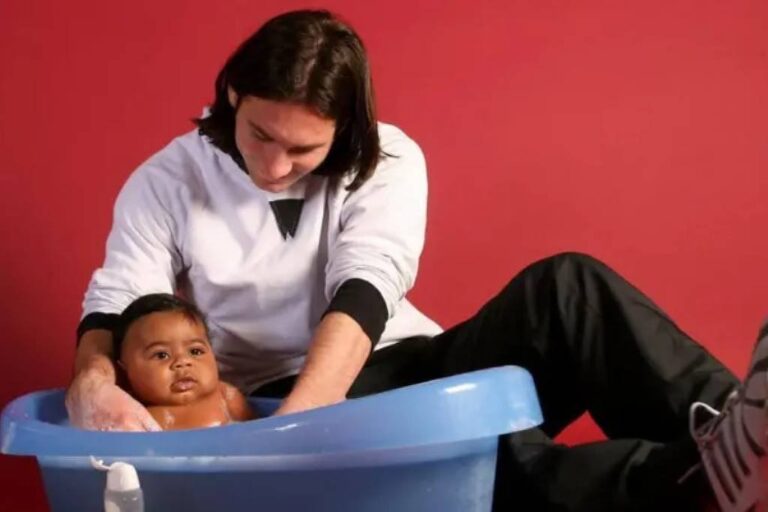 Foto de Messi dando banho em Yamal bebê ressurge antes da final Argentina x Espanha